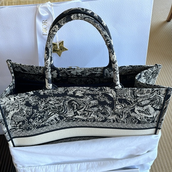 Dior large Book tote in Navy Blue. - Picture 3 of 16